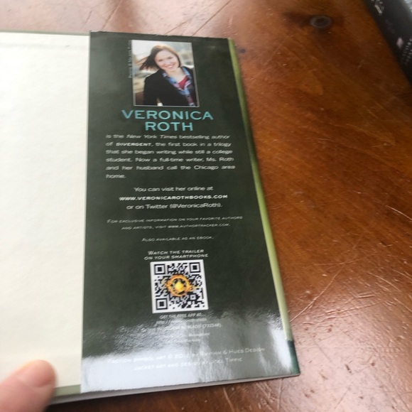 Divergent Series - Insurgent by Veronica Roth book is like new - Picture 5 of 7